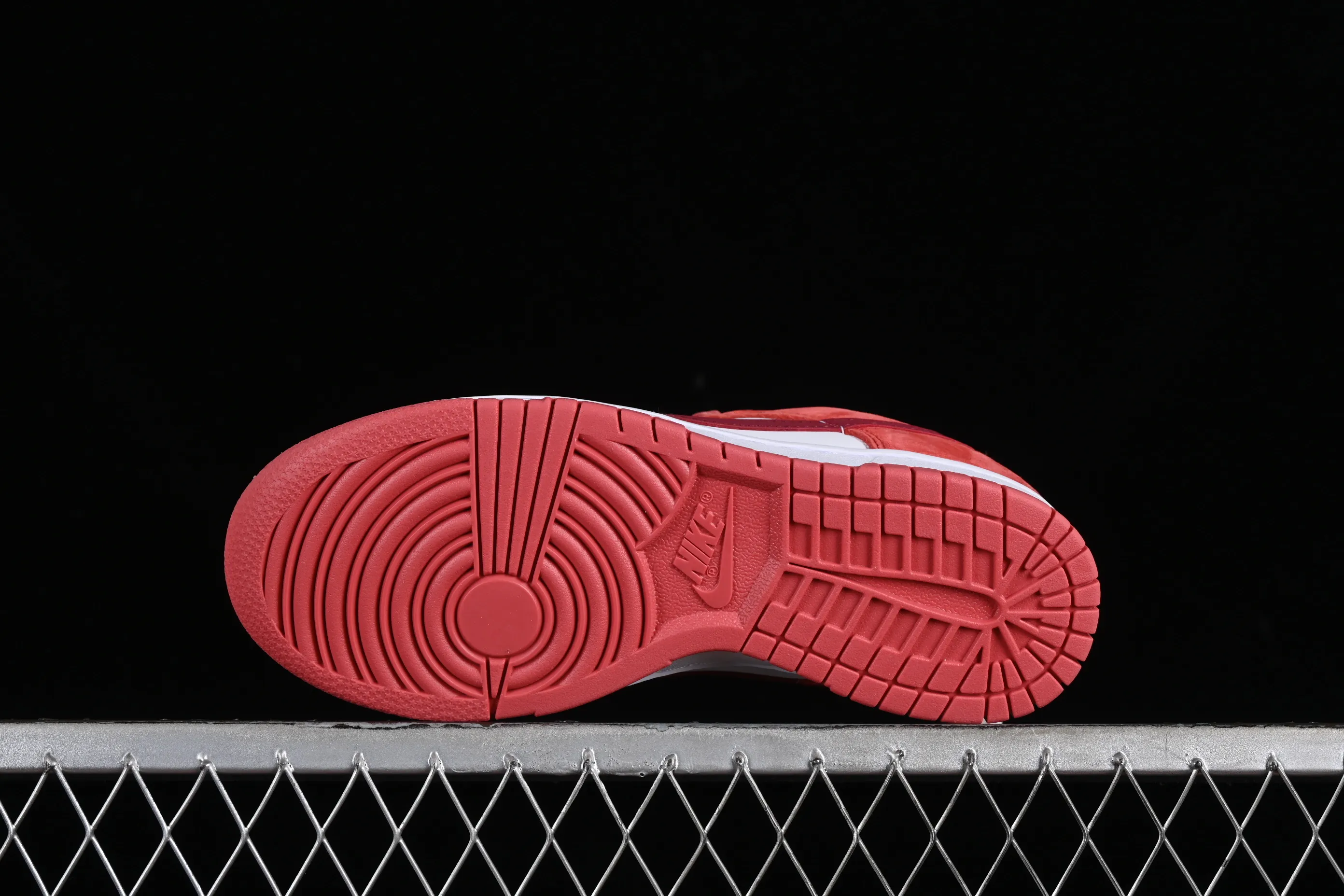 All categories Nk SB Dunk series Nk SB Dunk Low low-top sneakers Nk SB Dunk Low Retro "Valentine's Day 2024" White Rose Red Valentine's Day SB low-top casual sports skateboard shoes FQ7056-100